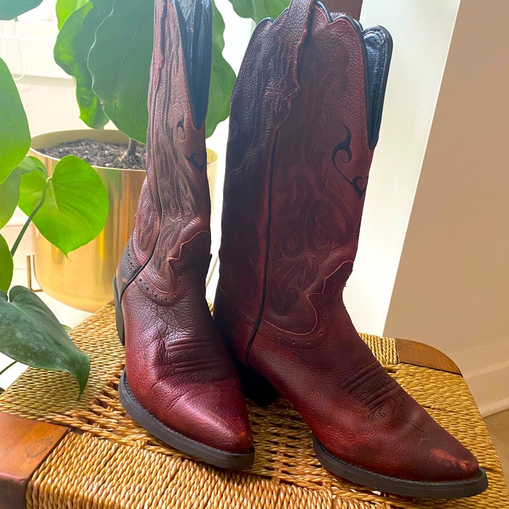Burgundy Justin’s Cowboy Boots - Ladies 6B